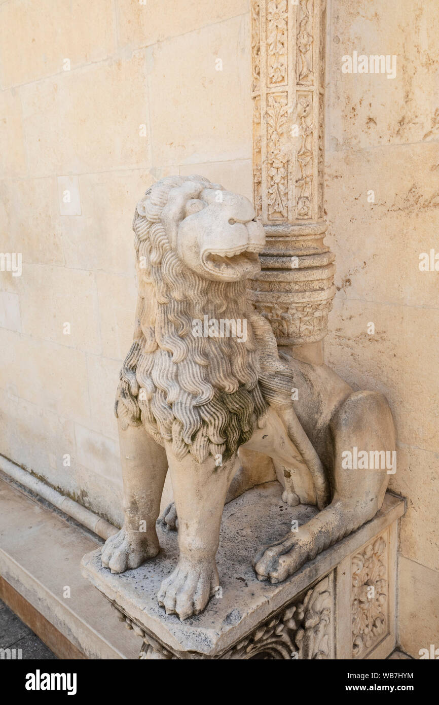 La Porta del Leone presso la Cattedrale di San Giacomo di Sibenik, Croazia, Europa Foto Stock