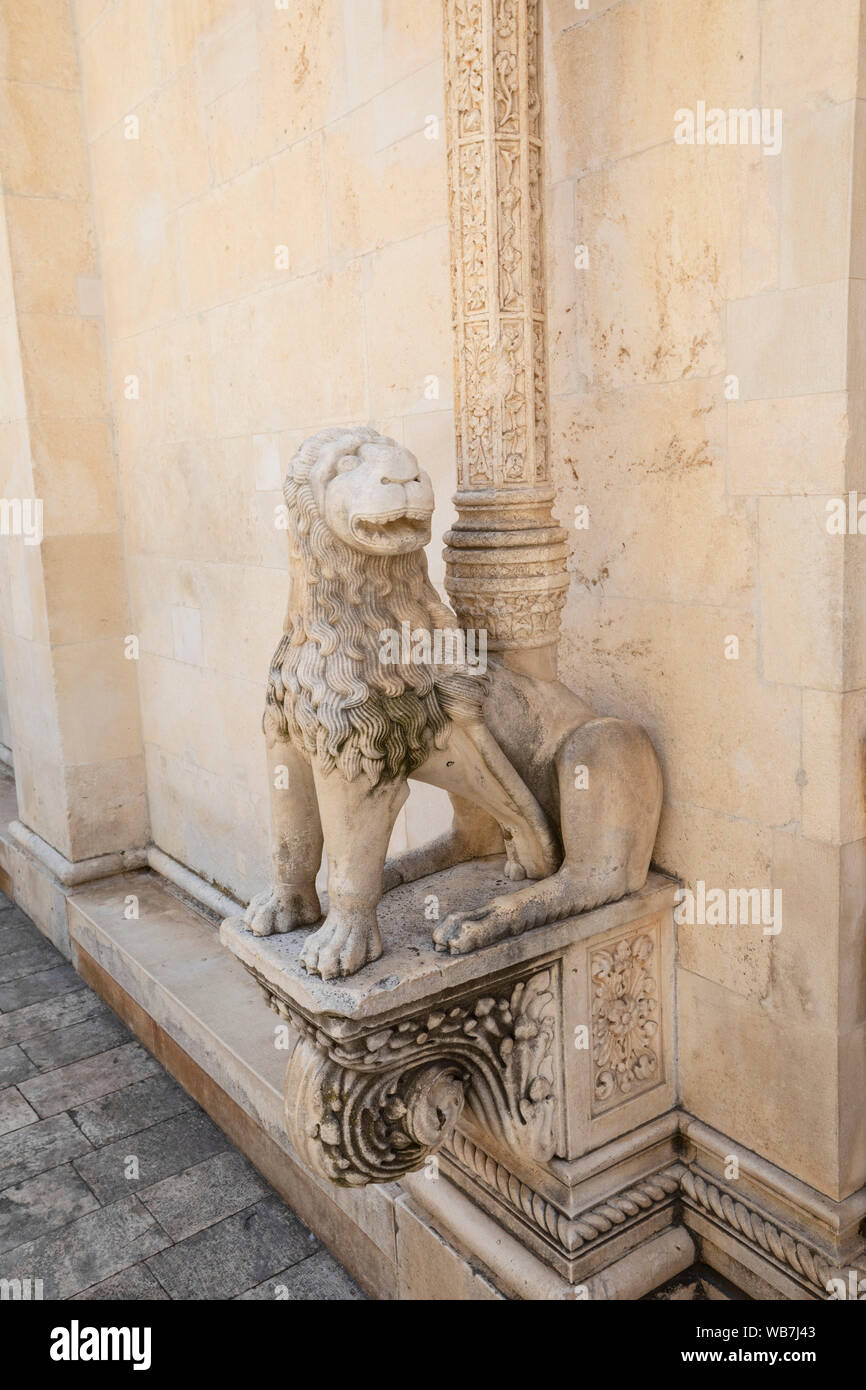 La Porta del Leone presso la Cattedrale di San Giacomo di Sibenik, Croazia, Europa Foto Stock