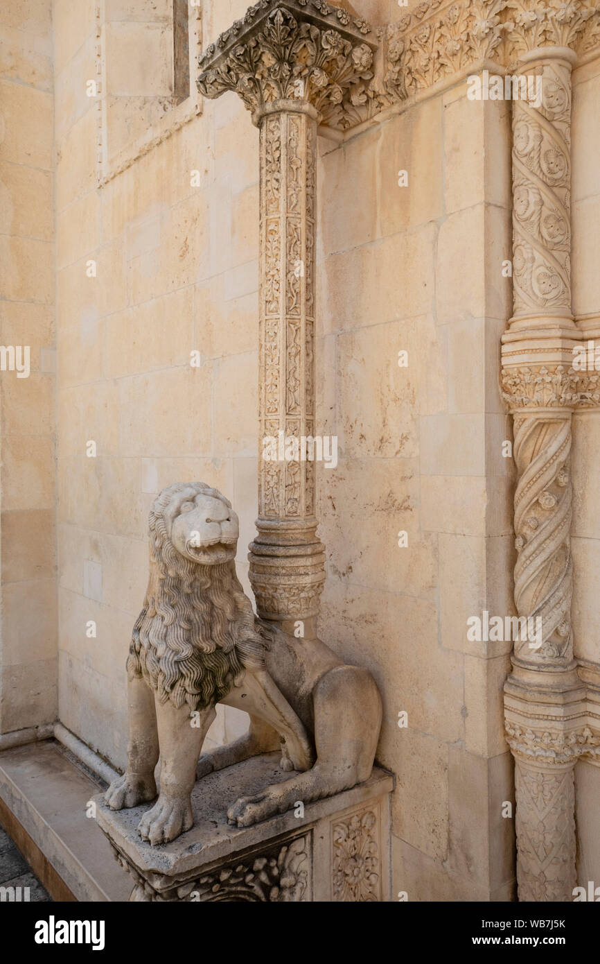 La Porta del Leone presso la Cattedrale di San Giacomo di Sibenik, Croazia, Europa Foto Stock