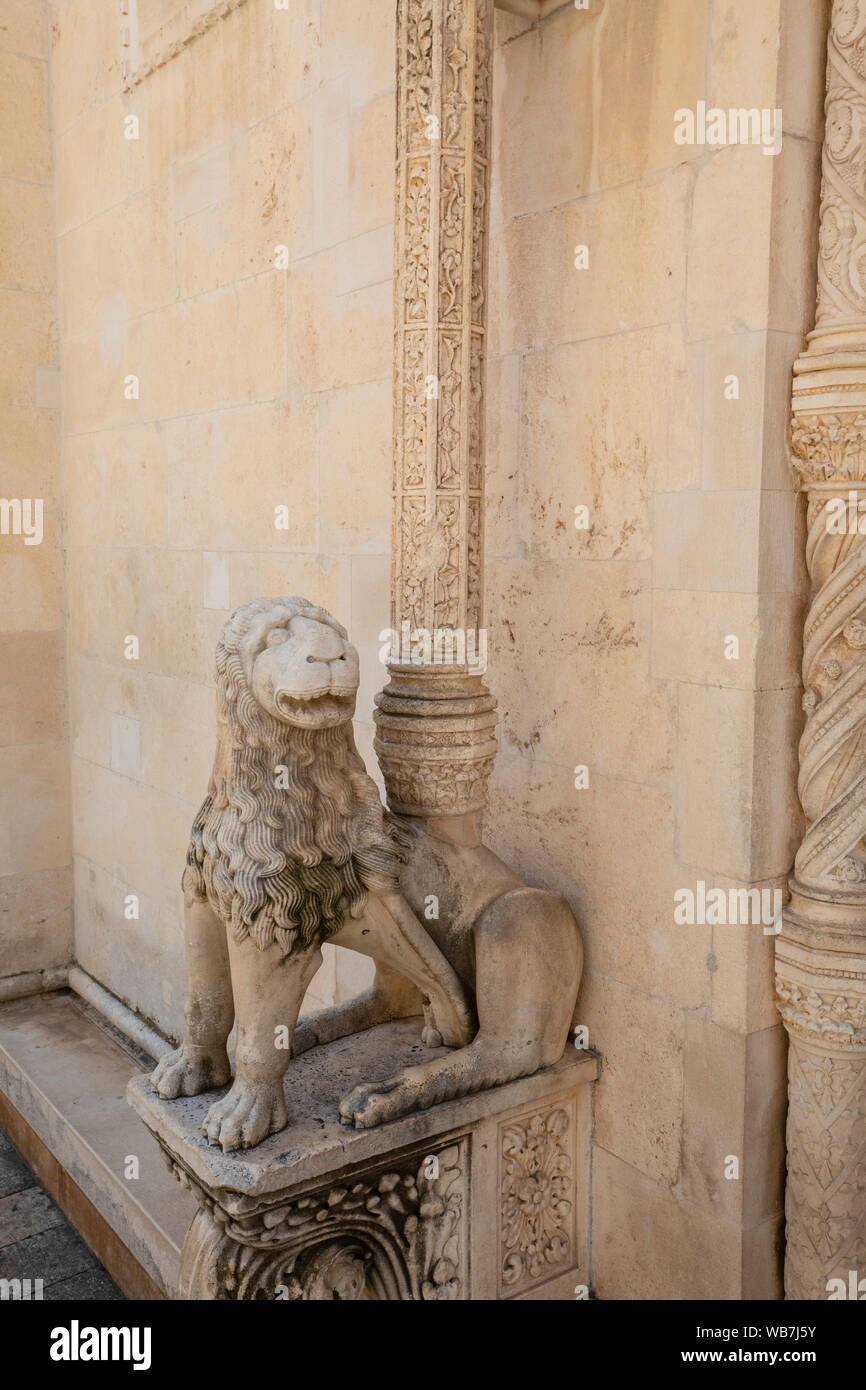 La Porta del Leone presso la Cattedrale di San Giacomo di Sibenik, Croazia, Europa Foto Stock