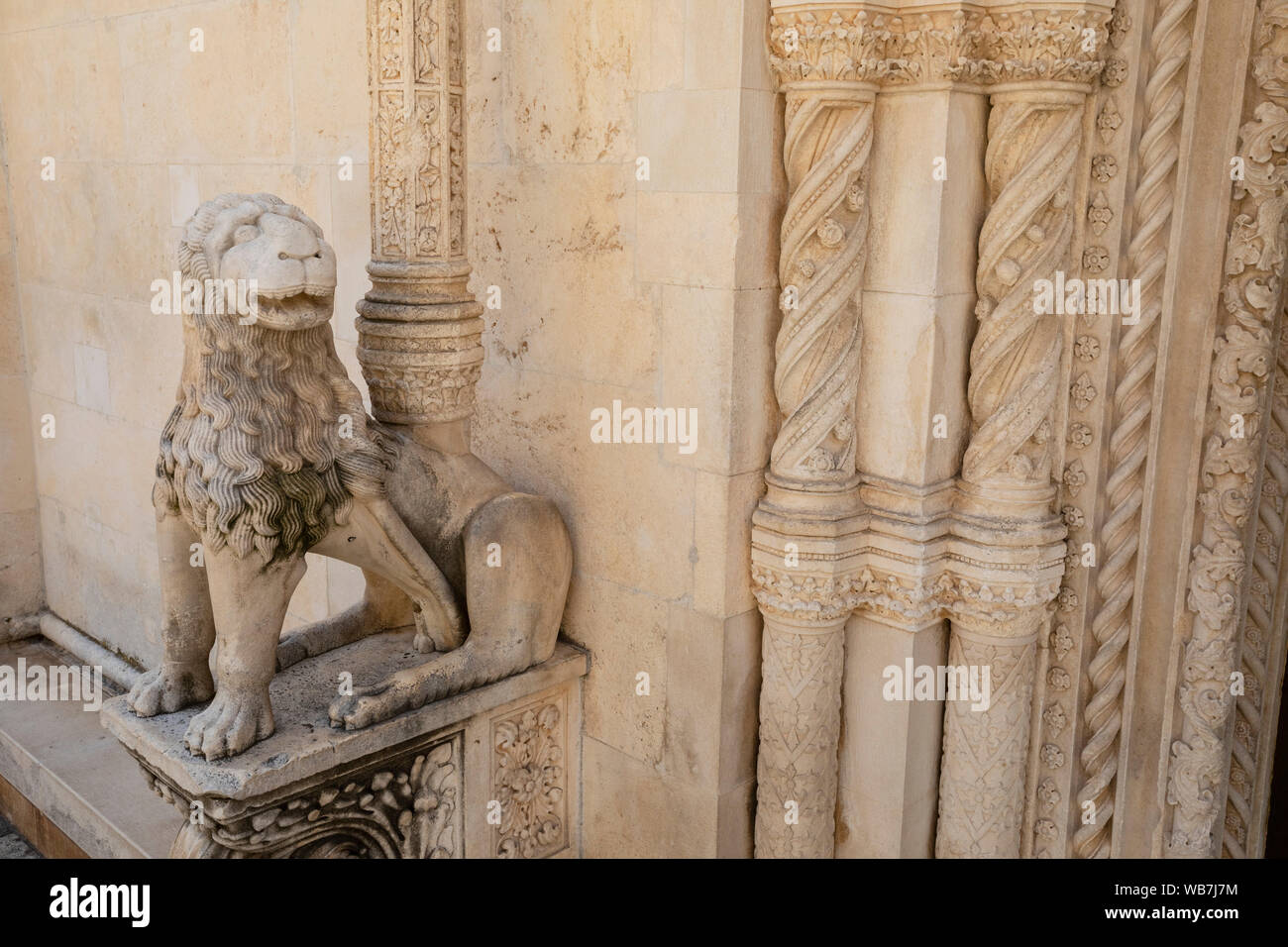 La Porta del Leone presso la Cattedrale di San Giacomo di Sibenik, Croazia, Europa Foto Stock