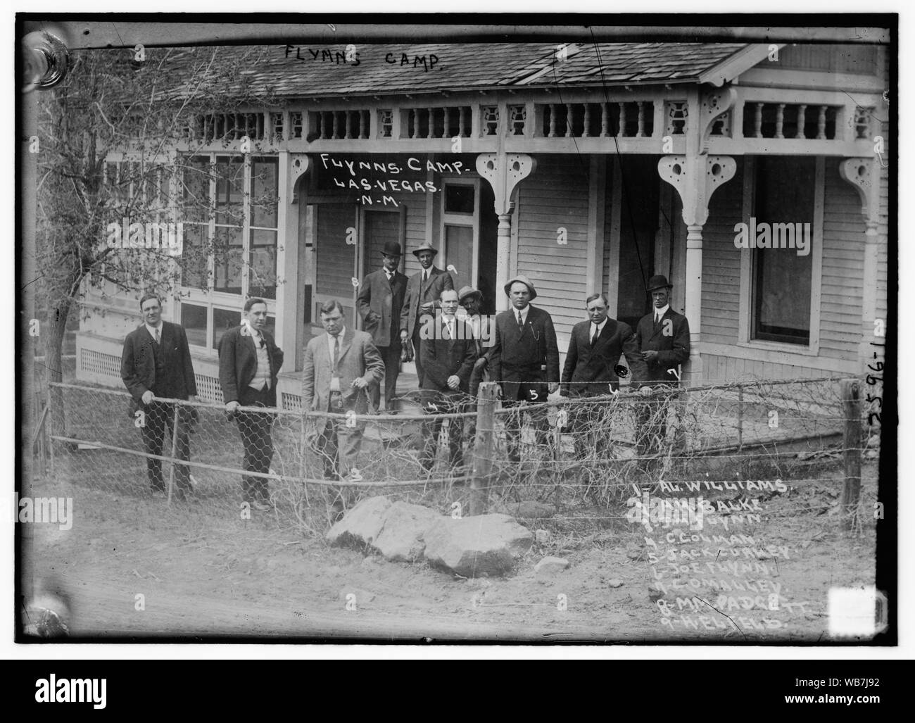 Flynn's Camp Las Vegas N.M. - 1. Al Williams, 2. A.H. Balke, 3. Jim Flynn, 4. C. Colman, 5. Jack Curley, 6. Joe Flynn, 7. C. O'Malley, 8. M.M. Padgett, 9. H. Elfeld Abstract/medio: 1, negativo : vetro ; 5 x 7 in. o inferiore. Foto Stock Flynn's Camp Las Vegas N.M. - 1. Al Williams, 2. A.H. Balke, 3. Jim Flynn, 4. C. Colman, 5. Jack Curley, 6. Joe Flynn, 7. C. O'Malley, 8. M.M. Padgett, 9. H. Elfeld Abstract/medio: 1, negativo : vetro ; 5 x 7 in. o inferiore. Foto Stock