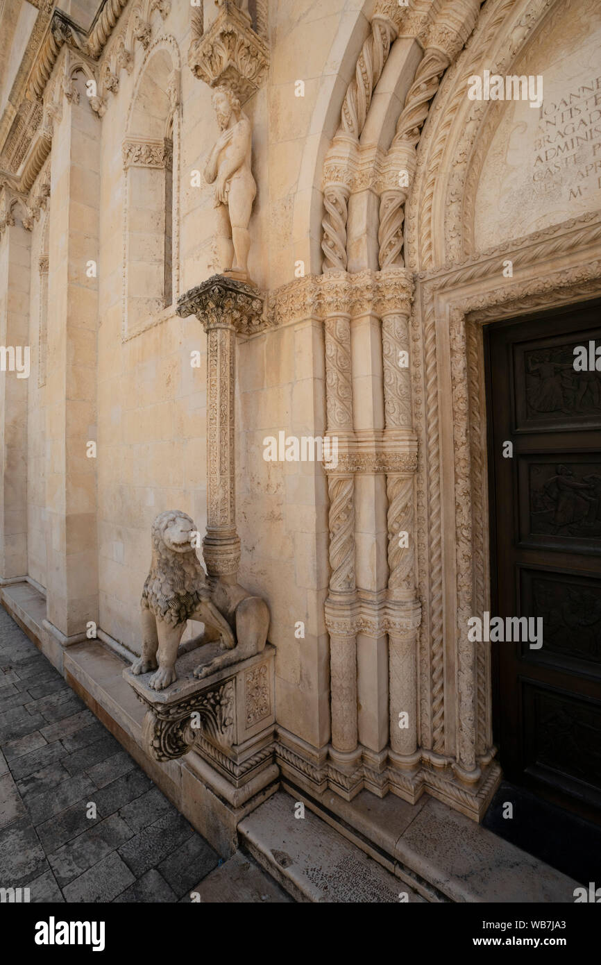 La Porta del Leone presso la Cattedrale di San Giacomo di Sibenik, Croazia, Europa Foto Stock