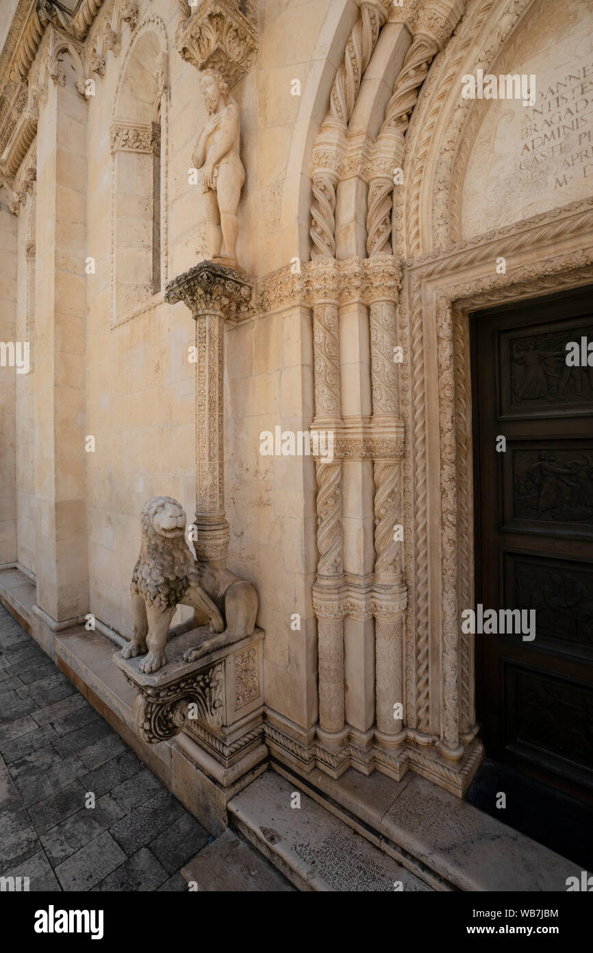 La Porta del Leone presso la Cattedrale di San Giacomo di Sibenik, Croazia, Europa Foto Stock
