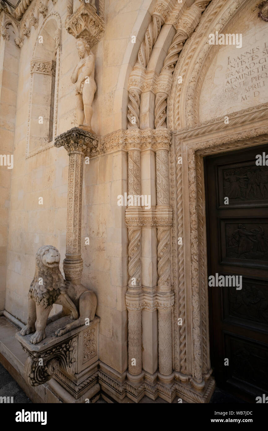 La Porta del Leone presso la Cattedrale di San Giacomo di Sibenik, Croazia, Europa Foto Stock