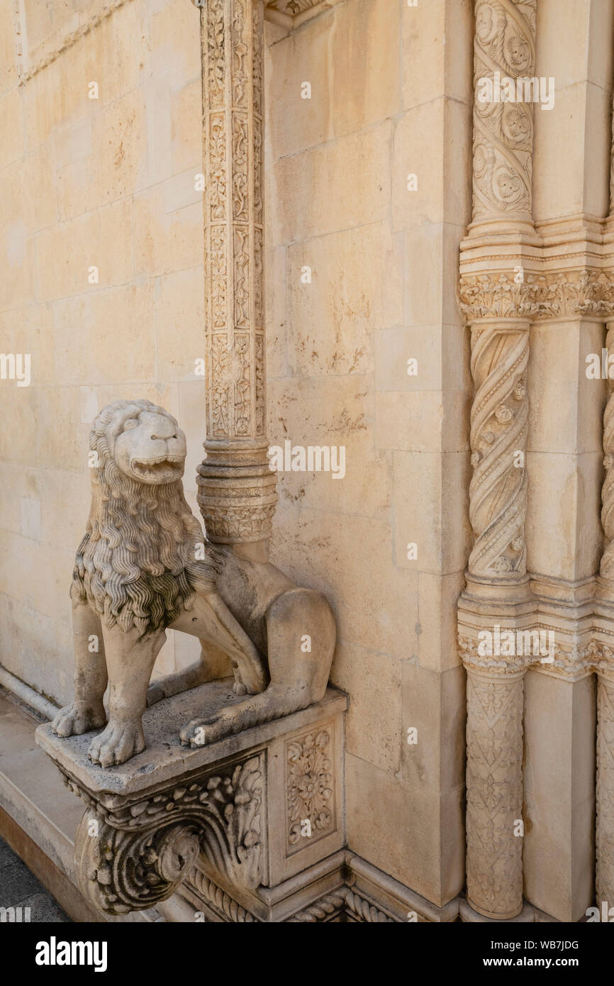 La Porta del Leone presso la Cattedrale di San Giacomo di Sibenik, Croazia, Europa Foto Stock