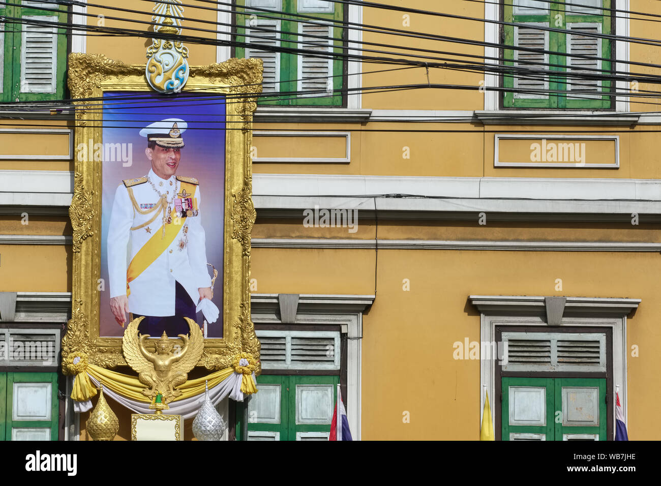 Un grande ritratto di Re Tailandese Maha Vajiralongkorn, appeso fuori Suankularb (Suan Gularb) School in area Pahurat, Bangkok, Thailandia Foto Stock
