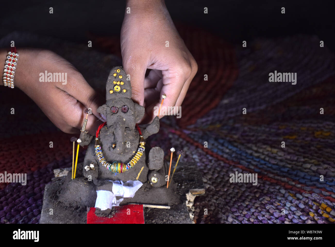 Signore del ganesha, decora il ragazzo indiano, fatto di creta Foto Stock