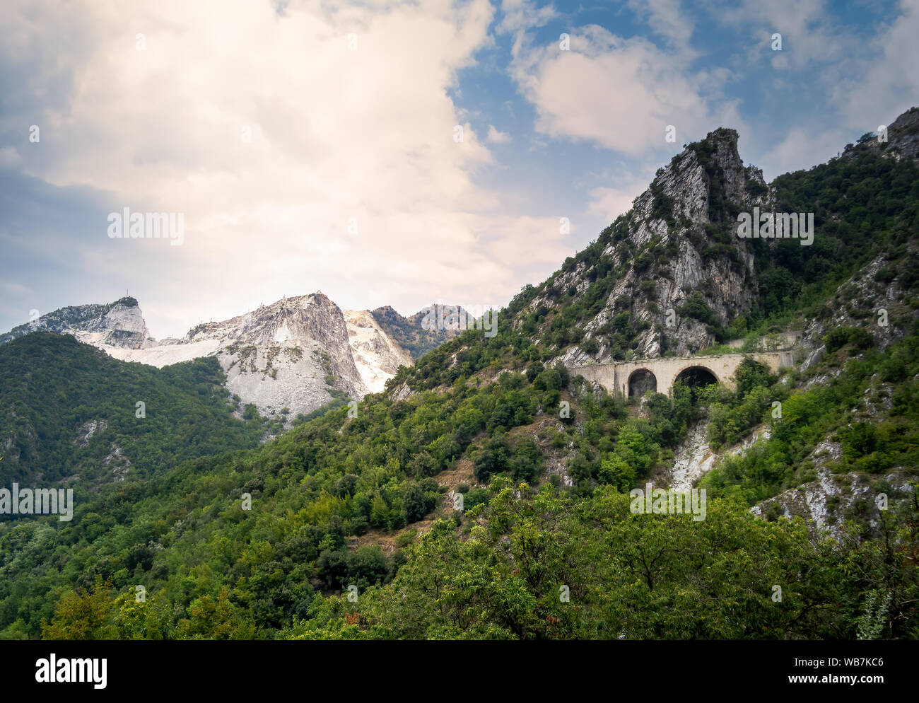 Vista di approccio per le cave di marmo delle Alpi Apuane, montagne vicino a Carrara, Italia. Famosa per il marmo bianco ma anche popolare con i turisti. Foto Stock