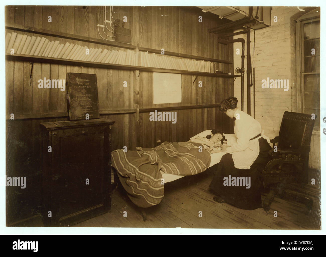 Per il benessere dei bambini presentano 1912-13.) di un paziente. Un lavoratore malato la ricezione di primo soccorso, nella sala a parte per uso ospedaliero e biblioteca, Brym & Marsh, Pawtucket, R.I Ma[nu]f[acture]rs di lampadine elettriche. 26 nov 12 Abstract: Fotografie dal record della Nazionale di Lavoro Minorile Comitato (USA) Foto Stock