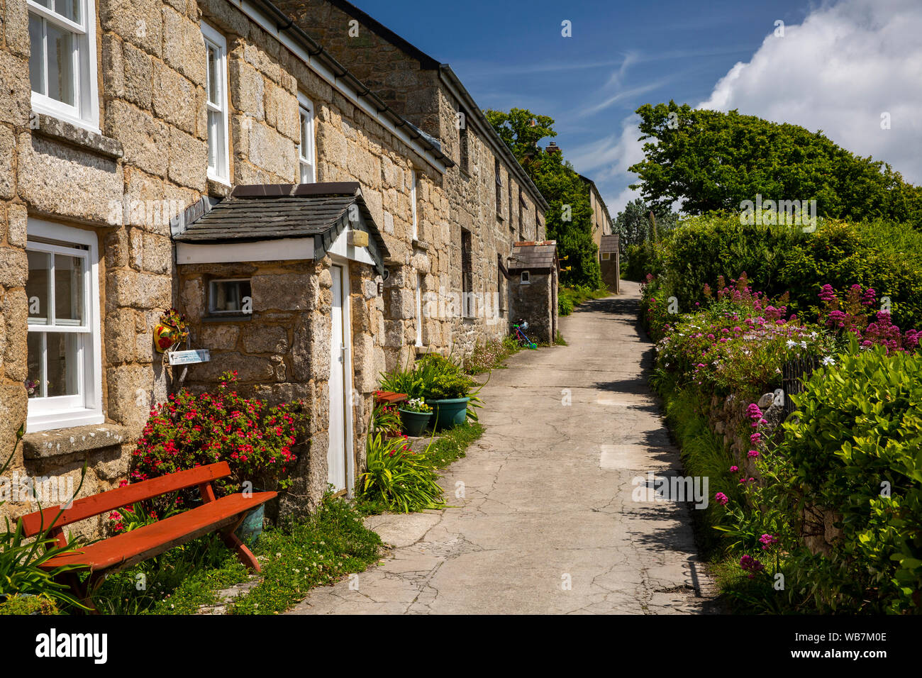 Regno Unito, Inghilterra, isole Scilly, St Martin's, maggiore città, Cruther il collo, case in pietra sulla strada verso New Quay & Maggiore Town Bay Foto Stock