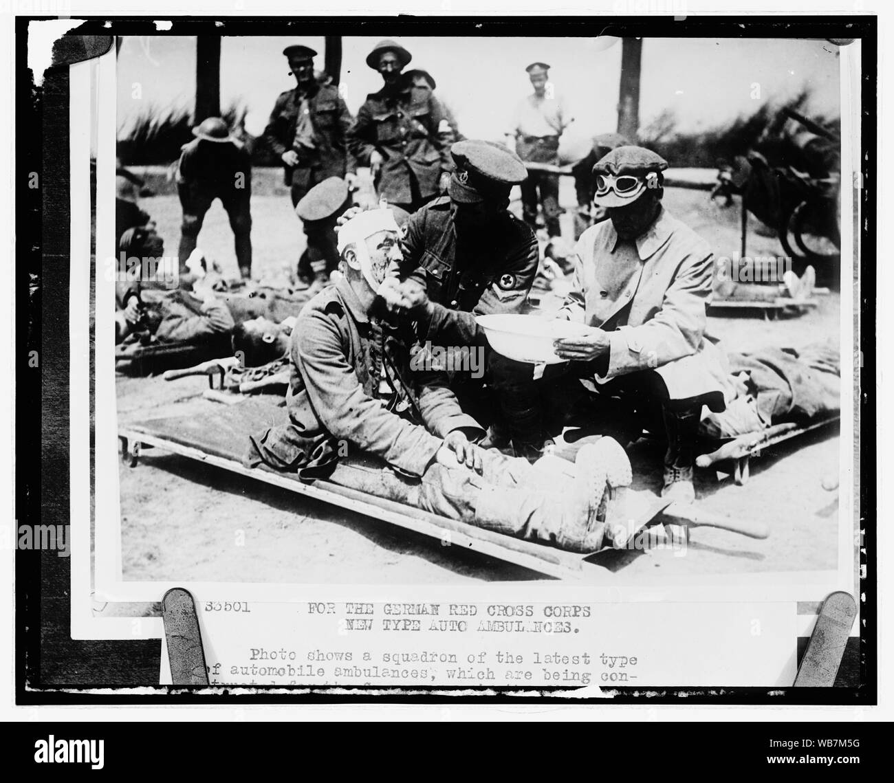 Per la Croce Rossa tedesca Corps, Nuovo tipo Auto ambulanze Abstract/medio: 1, negativo : vetro ; 8 x 10 in. o più piccolo Foto Stock