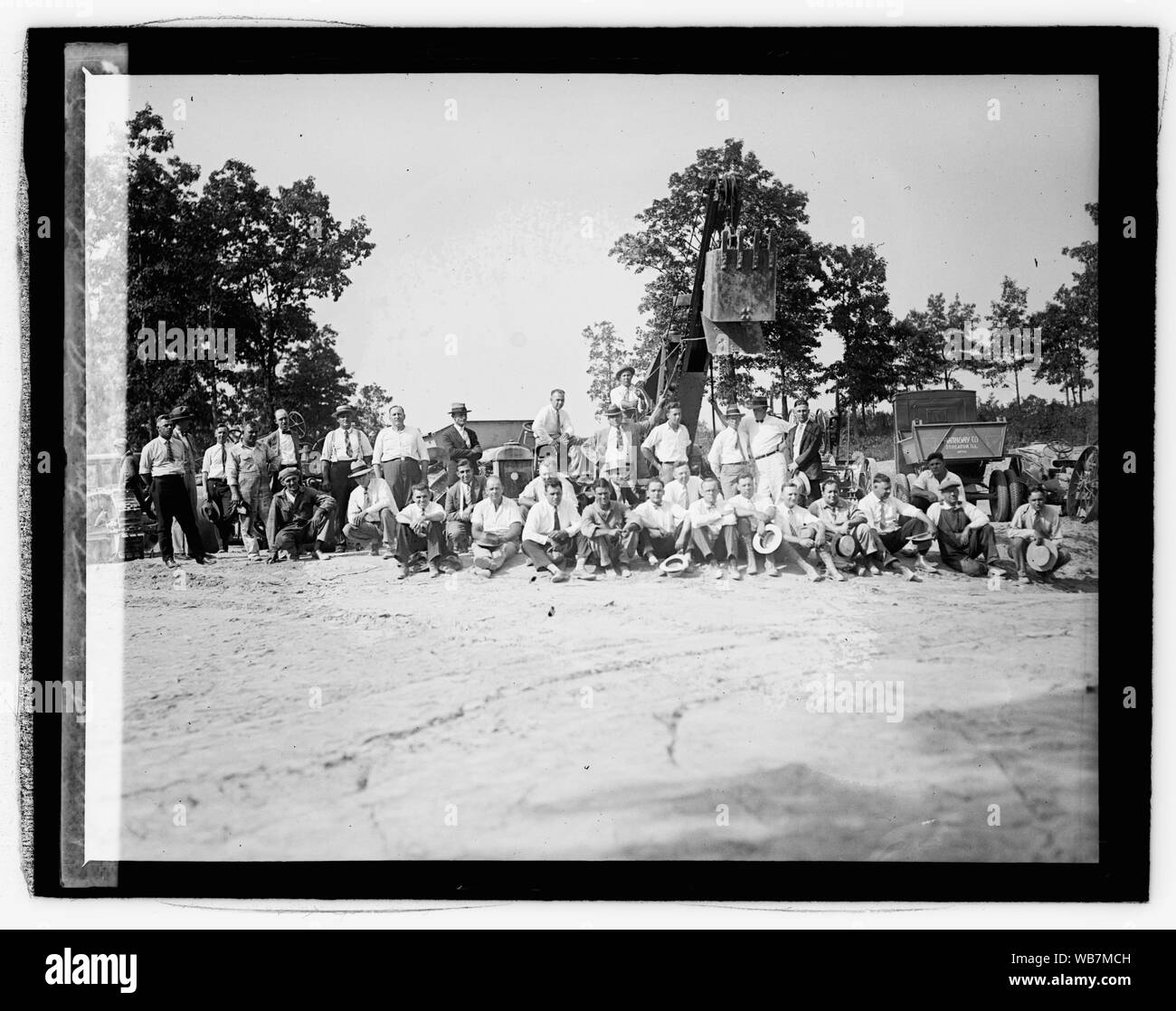 Ford Motor C., Trattore Road Show astratta di gruppo/medio: 1, negativo : vetro ; 4 x 5 in. o più piccolo Foto Stock Ford Motor C., Trattore Road Show astratta di gruppo/medio: 1, negativo : vetro ; 4 x 5 in. o più piccolo Foto Stock