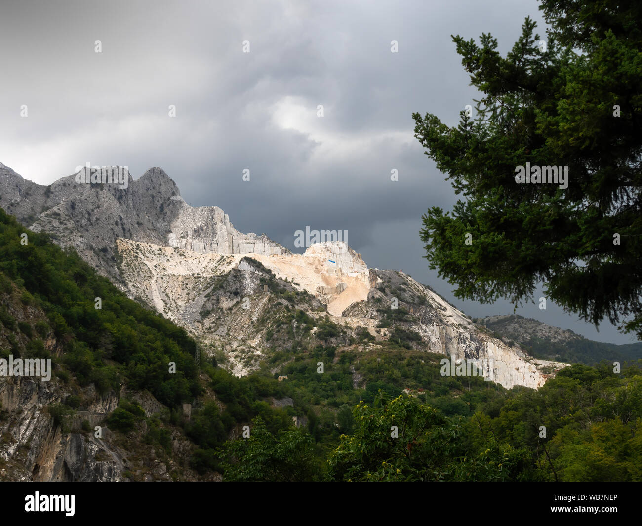 Il maltempo tempesta su le famose cave di marmo di Carrara e sulle Alpi Apuane montagne, Italia. Foto Stock
