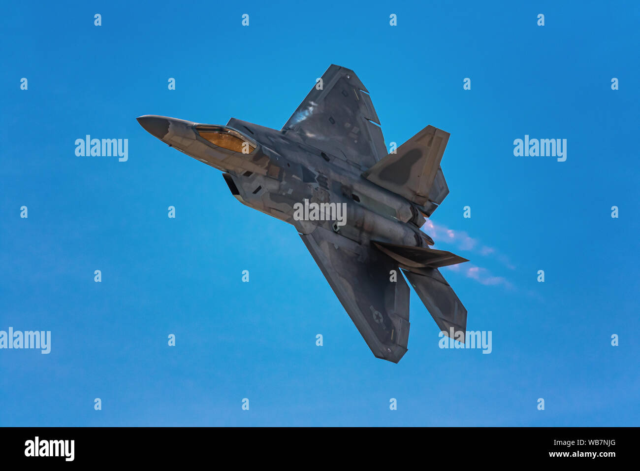 F-22 Raptor bassa altitudine manovre ad alta velocità su Travis Air Force Base Foto Stock