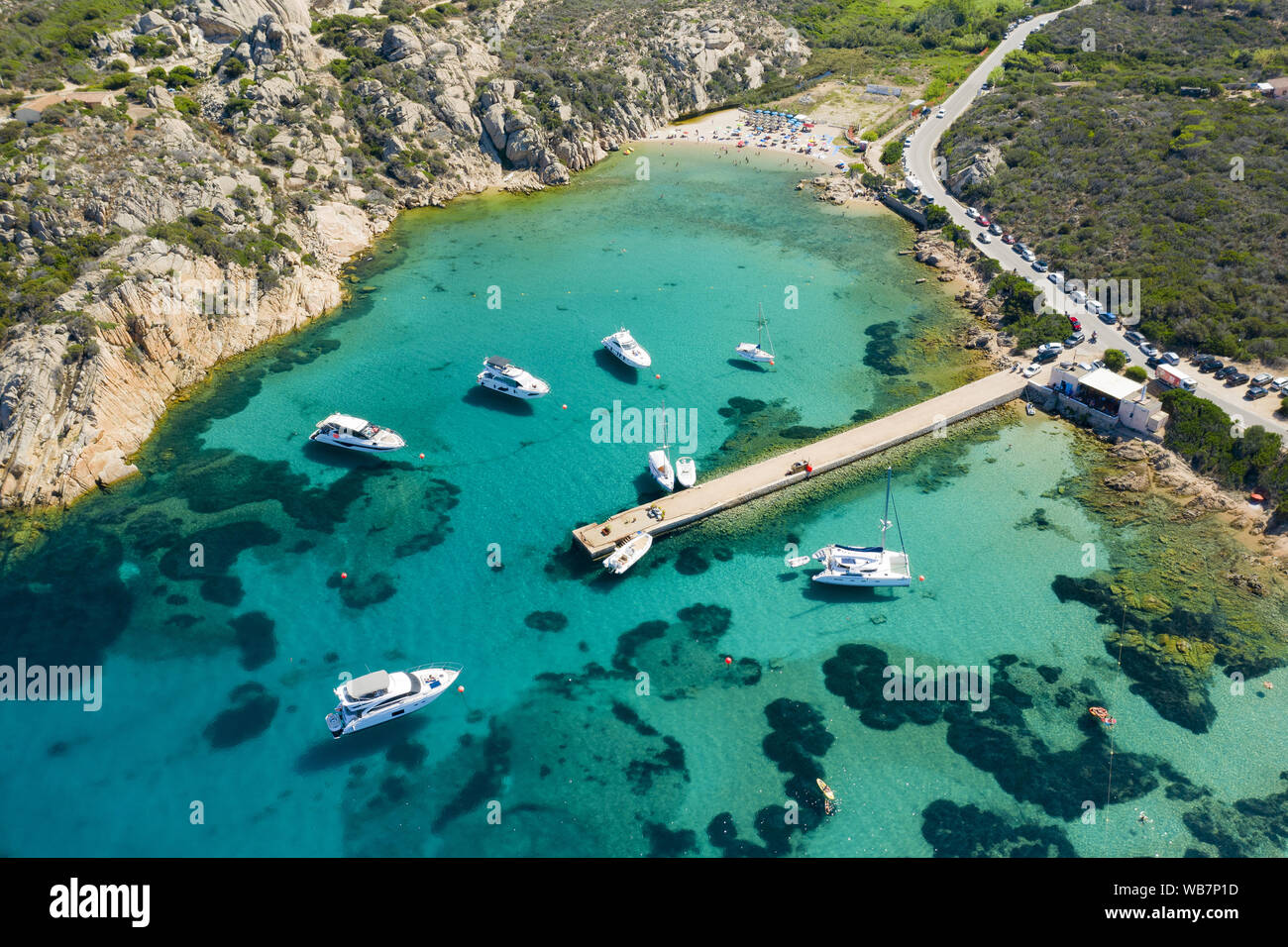 Vista da sopra, splendida vista aerea di lussuosi yacht e barche galleggiante su un verde smeraldo della baia di acqua in Sardegna. Arcipelago della Maddalena,Sardegna Foto Stock