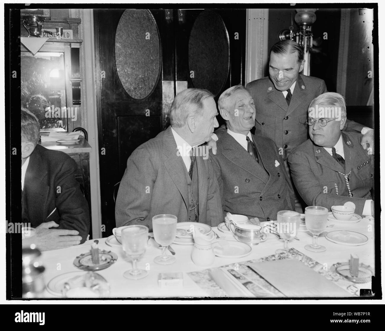 Ex Boy Scout insieme. Washington, 21 maggio. Boy Scout di yester anno, il cui percorso ha portato alla Nazione di aule legislative, siamo riuniti questa mattina per un vecchio prima colazione di prosciutto e uova, la colazione si è tenuto presso il ristorante del Senato, l'occasione della colazione era una discussione del Boy Scout Jamboree che si terrà a Washington, da sinistra a destra: Sec. di commercio Daniel Roper; Sen. William Gibbs McAdoo, D. della California; James L. West, Pres. del National Boy Scout; e in piedi è sost. Sol Bloom, New York Abstract/medio: 1, negativo : vetro ; 4 x 5 in. o più piccolo Foto Stock