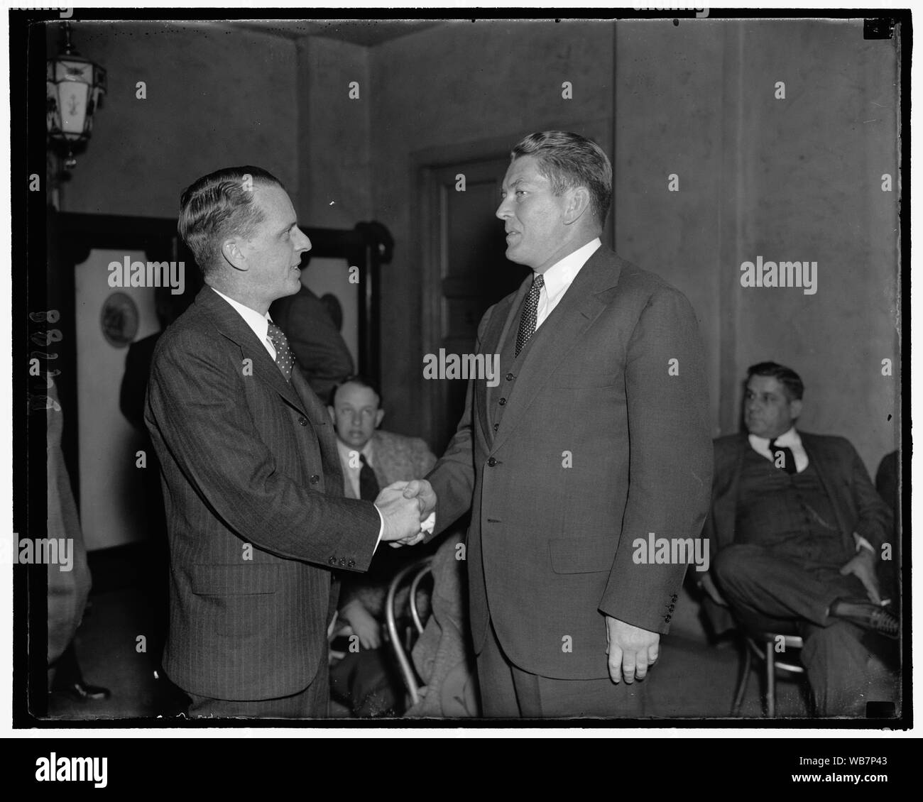 Ex Heavyweight Champ si congratula con il nuovo liquore "zar' di Washington D.C., Ott. 25. Gene tonni, destra, ex world's Heavyweight Champion e ora un dirigente americano di Distillatori Corp, saluta Wesley A. Sturgis, recentemente nominato direttore esecutivo delle bevande alcoliche distillate istituto, come si sono incontrati qui oggi presso il liquore Conferenza Pubblicità, 10/25/38 Abstract/medio: 1, negativo : vetro ; 4 x 5 in. o più piccolo Foto Stock