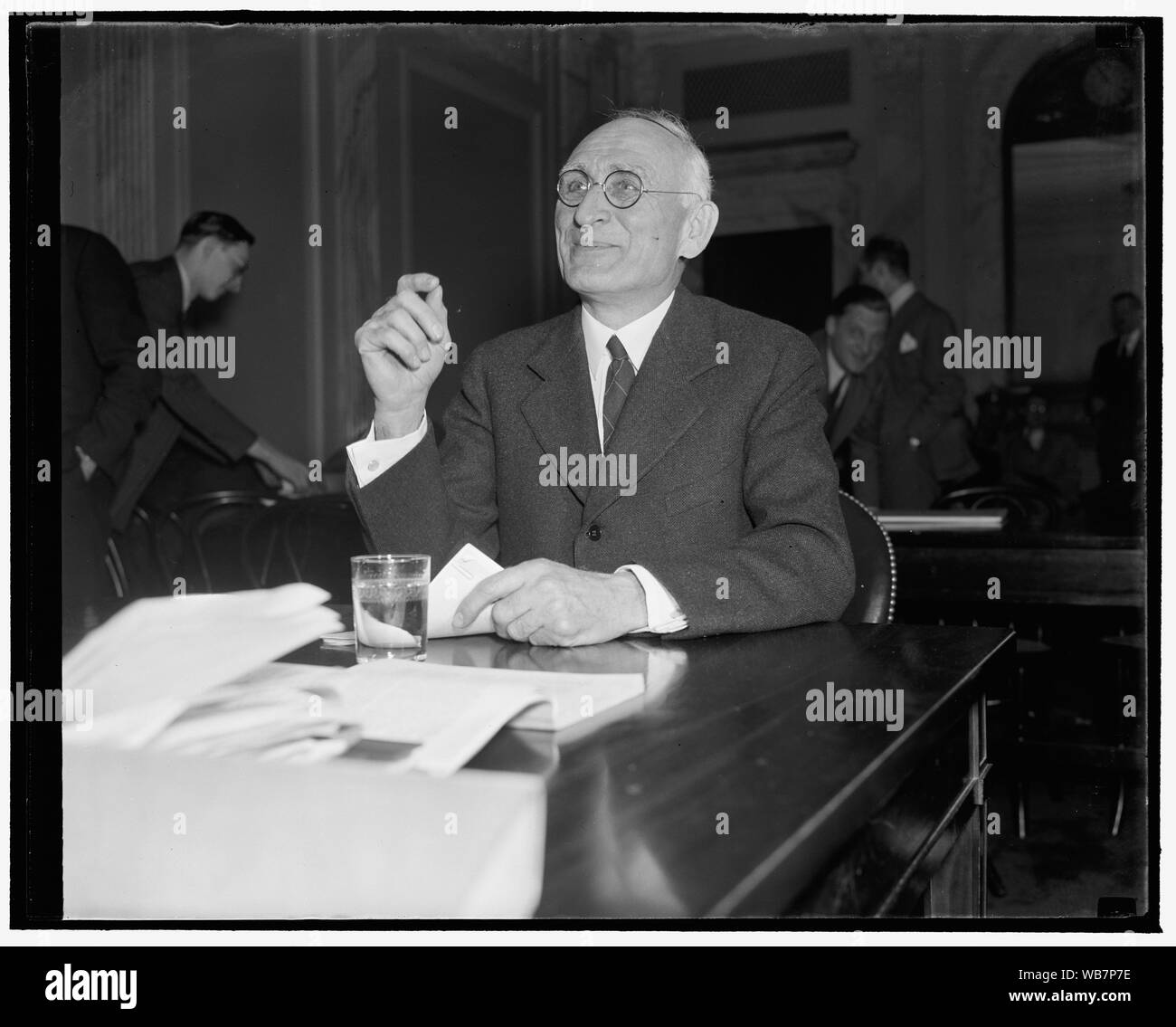 Ex Presidente TVA sfide equità della TVA metro per tassi di potenza. Washington D.C., Dic. 3. Ex Presidente TVA Arthur E. Morgan oggi ha contestato la correttezza della TVA metro per tassi di alimentazione prima che il comune Comitato congressuale analizzando il governo del programma di alimentazione. Dal momento che egli era "sparati" Morgan ha condotto uno studio personale della TVA le tariffe e la ripartizione dei costi di costruzione di dighe, sul quale le tariffe sono basate. Abstract/medio: 1, negativo : vetro ; 4 x 5 in. o più piccolo Foto Stock