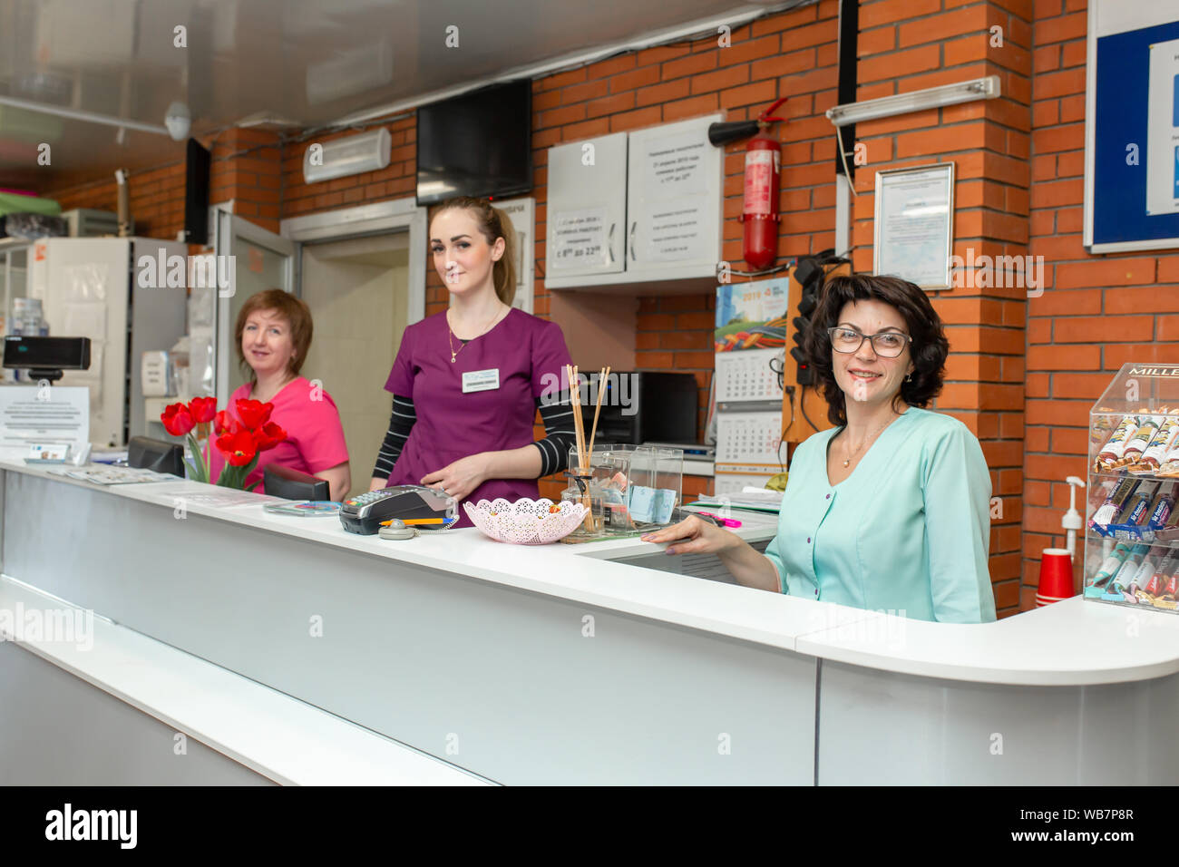 Giovani donne su ricezione in una clinica veterinaria. Foto Stock