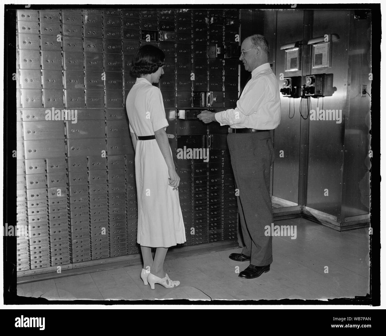 Ex casa bianca officer nel nuovo ruolo. Washington D.C., Sett. 9. Per 36 anni Lieut. Ernest M. Larry Seaman stava giorno dopo giorno alla porta della Casa Bianca gli uffici dirigenziali e ha accolto con favore i chiamanti presidenziale. Durante questo periodo di tempo Larry probabilmente soddisfatte più famoso di persone rispetto a quello di qualsiasi altra persona nel mondo. Ma questa storia passata per il marinaio ora come si ritirò a poco tempo fa e ha accettato un posto presso una banca locale in carica della cassetta di sicurezza volte a crociera. Prima di entrare alla Casa Bianca durante l'amministrazione Roosevelt fu per quattro anni un membro della Metropolitan Police di forza. Il marinaio è mostrato ope Foto Stock