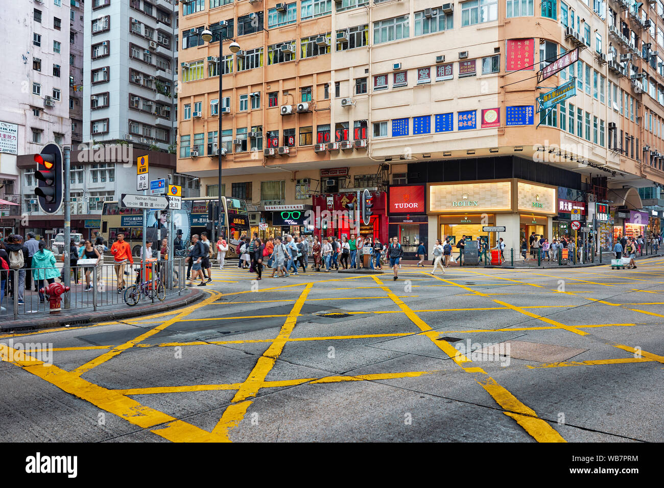 Scatola gialla giunzione sulla Nathan Road. Kowloon, Hong Kong, Cina. Foto Stock