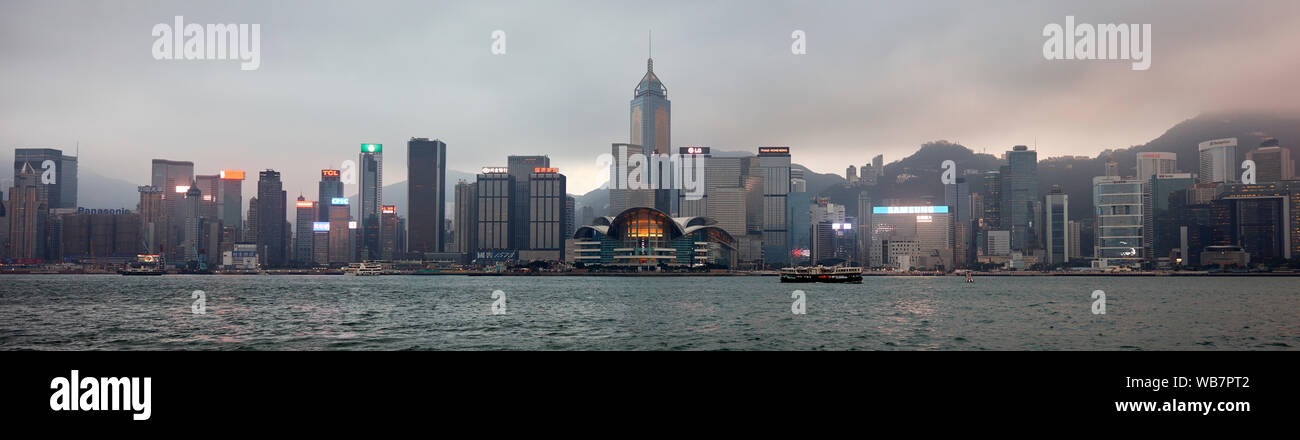 Skyline di Hong Kong al crepuscolo. Hong Kong, Cina. Foto Stock