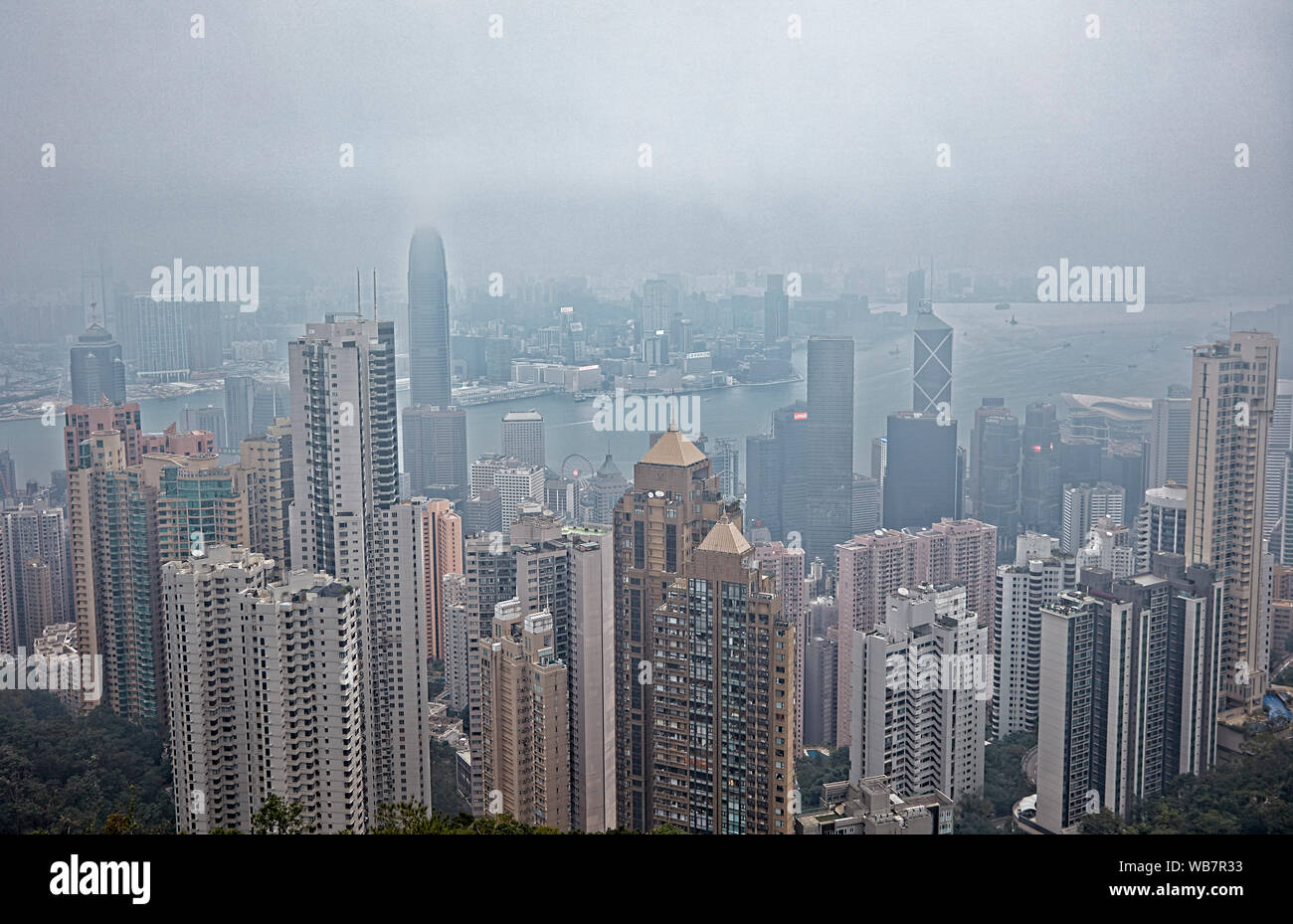 Vista dal Victoria Peak su un vago giorno. Hong Kong, Cina. Foto Stock