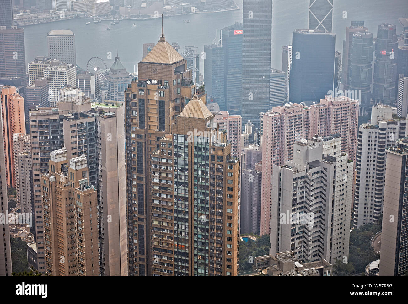 Edifici ad alta nel distretto centrale come si vede dal Victoria Peak su un vago giorno. Hong Kong, Cina. Foto Stock