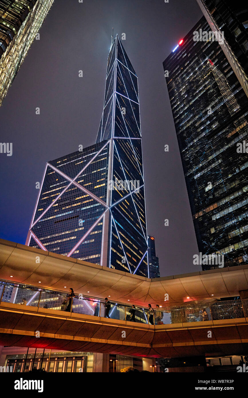Grattacieli illuminata di notte. Central, Hong Kong, Cina. Foto Stock