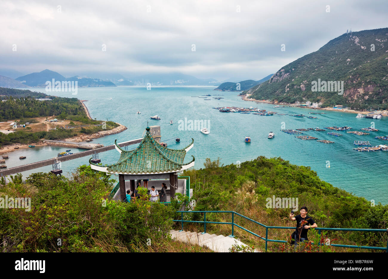 La piattaforma di osservazione sulla famiglia a piedi il sentiero a Sok Kwu Wan (Baia di picnic). Lamma Island, Hong Kong, Cina. Foto Stock