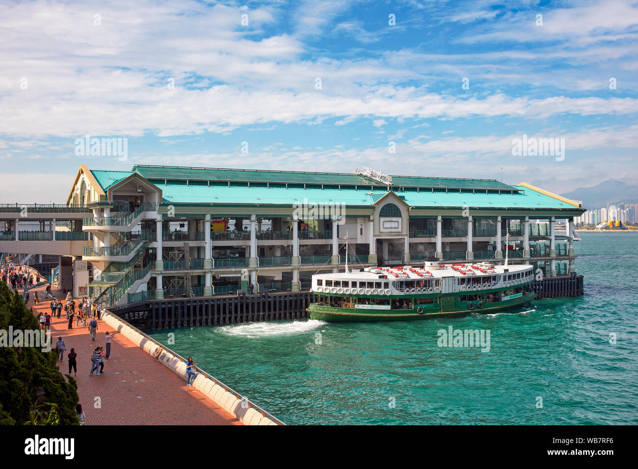 Star Ferry boat ormeggiato a livello centrale il Ferry Pier. Hong Kong, Cina. Foto Stock
