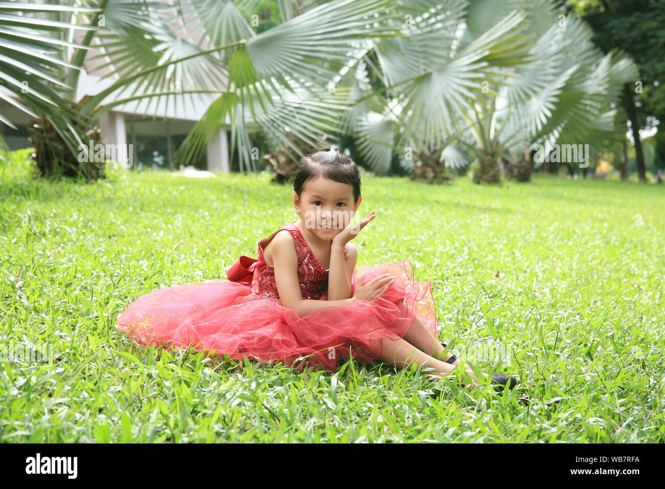 Foto di carino bambina indossa un abito rosa Foto Stock