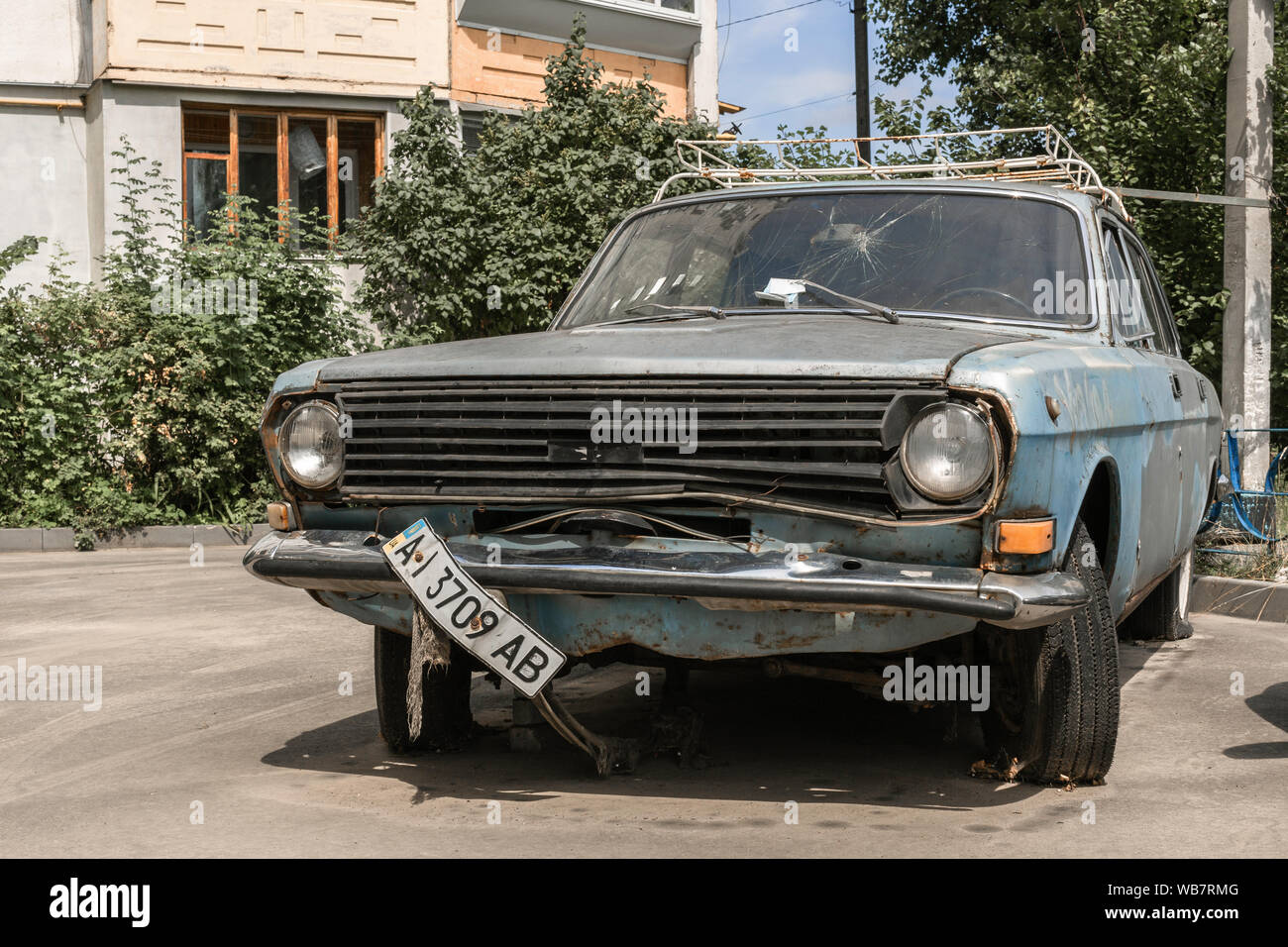Vecchia auto in Kieve, con rotture di targa anteriore. Foto Stock