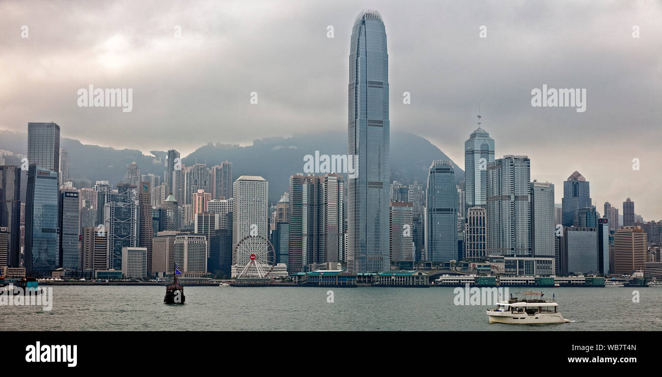 Vista panoramica dell'iconico skyline di Hong Kong in una giornata nuvolosa. Hong Kong, Cina. Foto Stock
