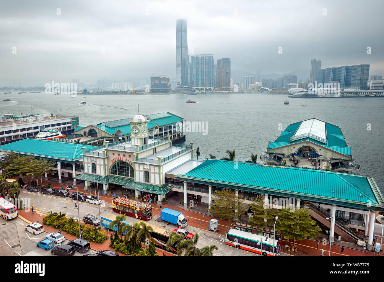 Vista rialzata del Central Pier Building e del Victoria Harbour. Hong Kong, Cina. Foto Stock