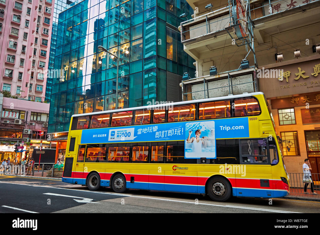 Giallo double-decker bus sulla strada di Pennington. La Causeway Bay di Hong Kong, Cina. Foto Stock