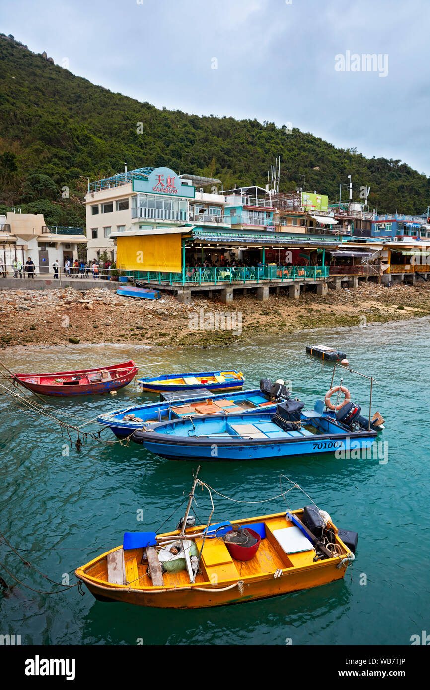 Coloratissime barche di pescatori ormeggiate a Sok Kwu Wan (Baia di picnic). Lamma Island, Hong Kong, Cina. Foto Stock