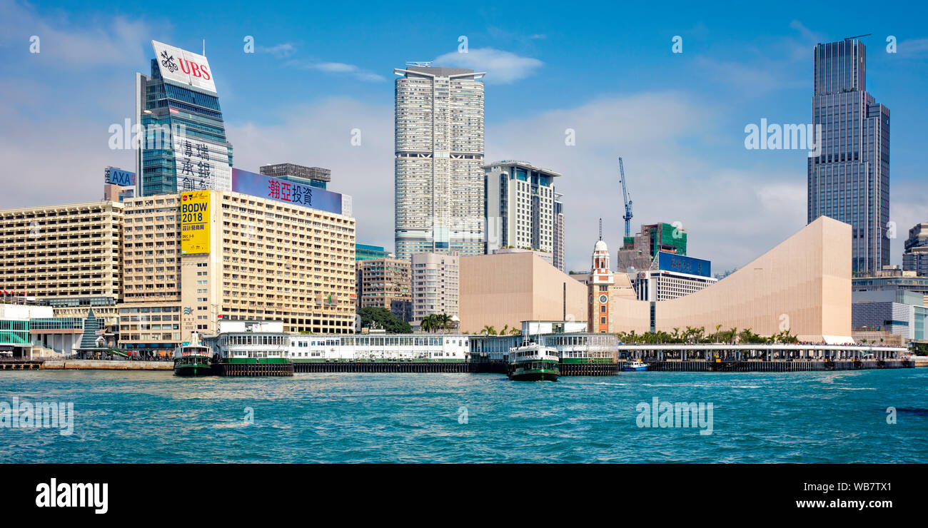 Dal Molo dei Traghetti Star come si vede dal Victoria Harbour. Hong Kong, Cina. Foto Stock