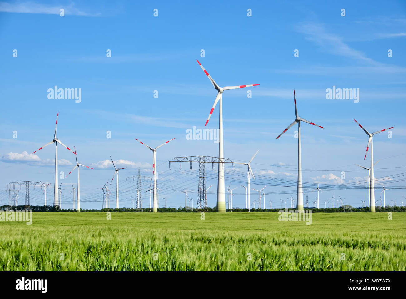 Ruote di vento e linee di alimentazione aeree visto in Germania Foto Stock