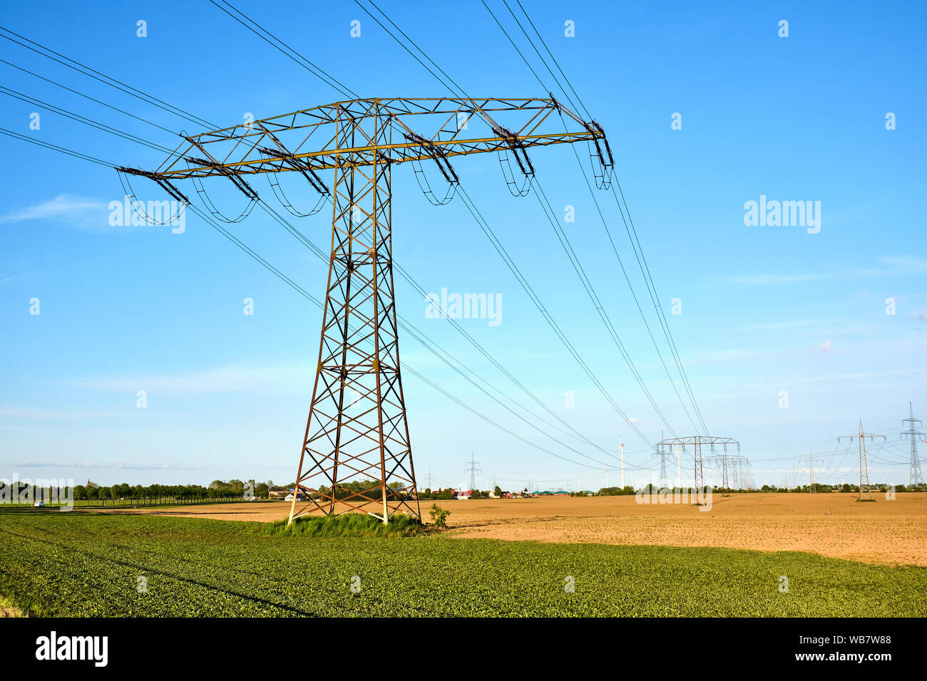Le linee elettriche ad alta tensione in una giornata di sole visto in Germania Foto Stock