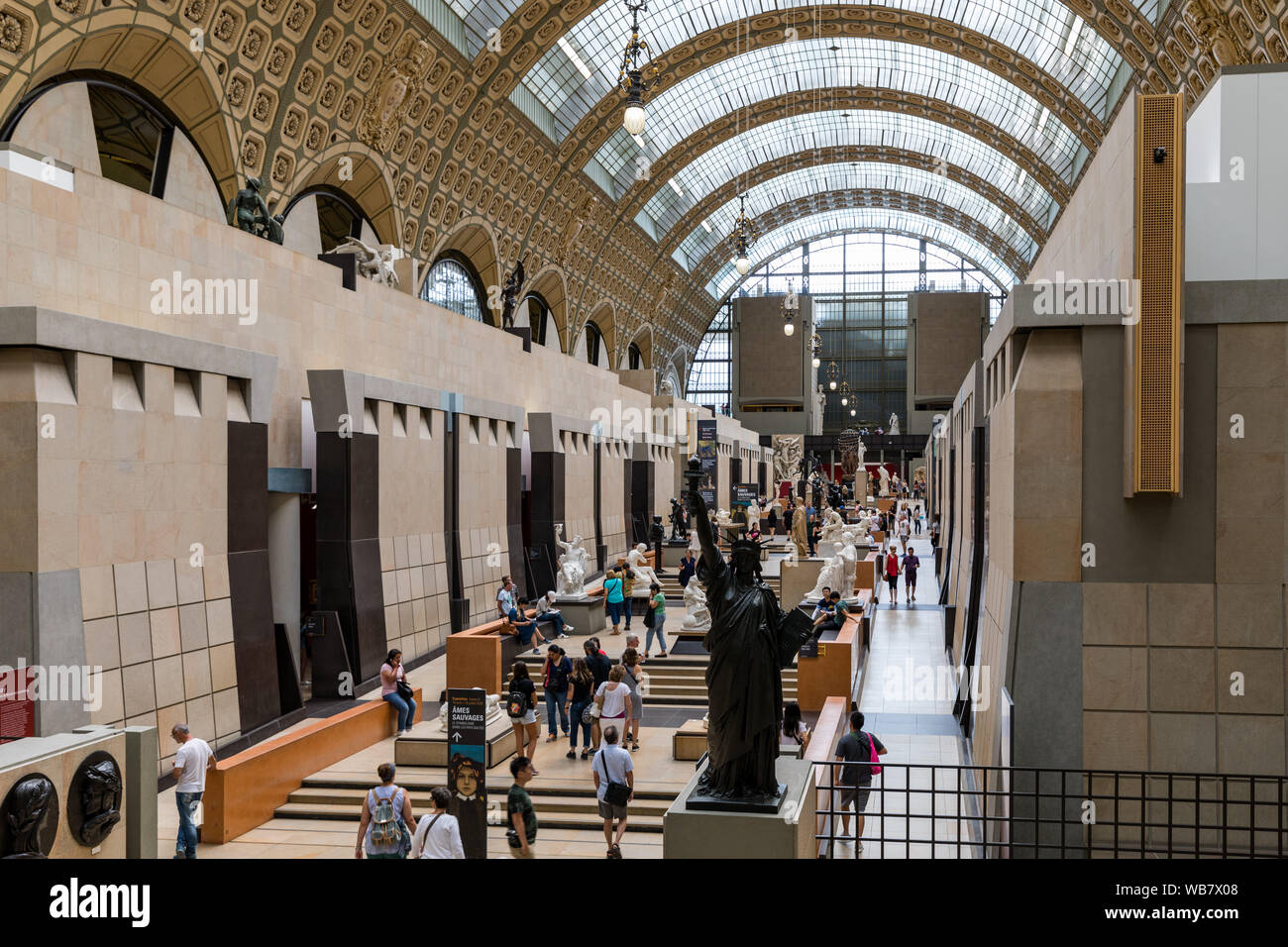 Parigi, Francia - luglio 5, 2018: i visitatori al Musee d'Orsay a Parigi. Situato nell'ex Gare d'Orsay stazione ferroviaria, il museo presenta la più grande col Foto Stock