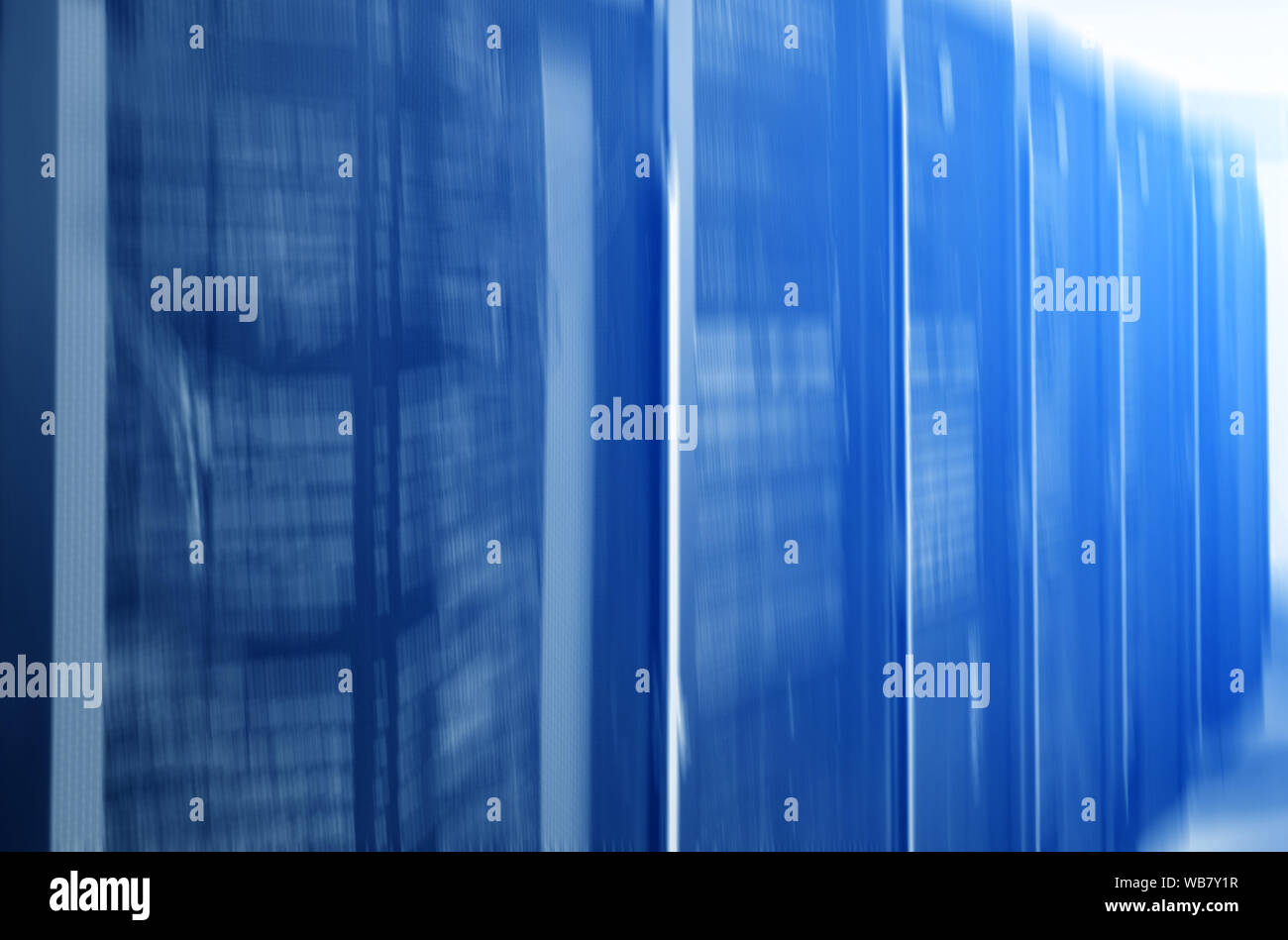 Sfocato rack di server. La luce blu.futuristico centro dati Foto Stock