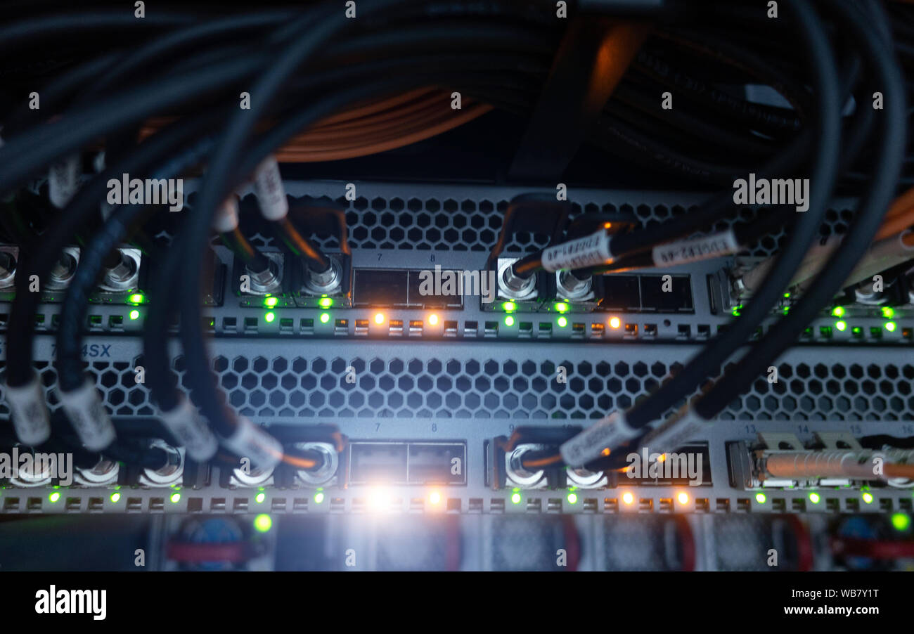 Fibra ottica con interruttore collegato i cavi FC in sala server. Foto Stock
