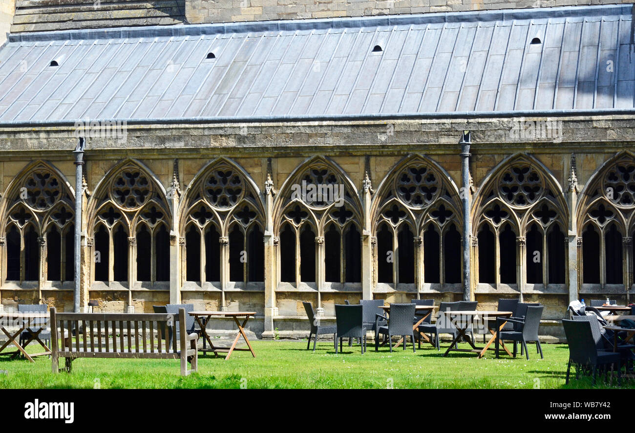Il cortile interno del chiostro a Lincoln Cathedral City Center, Lincoln, Lincolnshire, Regno Unito Foto Stock
