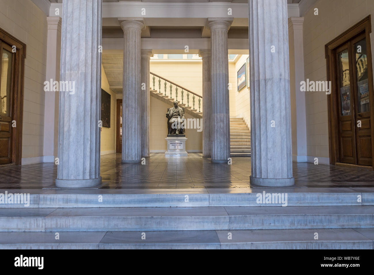L'interno del Municipio di Ermoupolis. La statua dell'ex sindaco D. Vafiadakis che completò il municipio nel 1898 Foto Stock