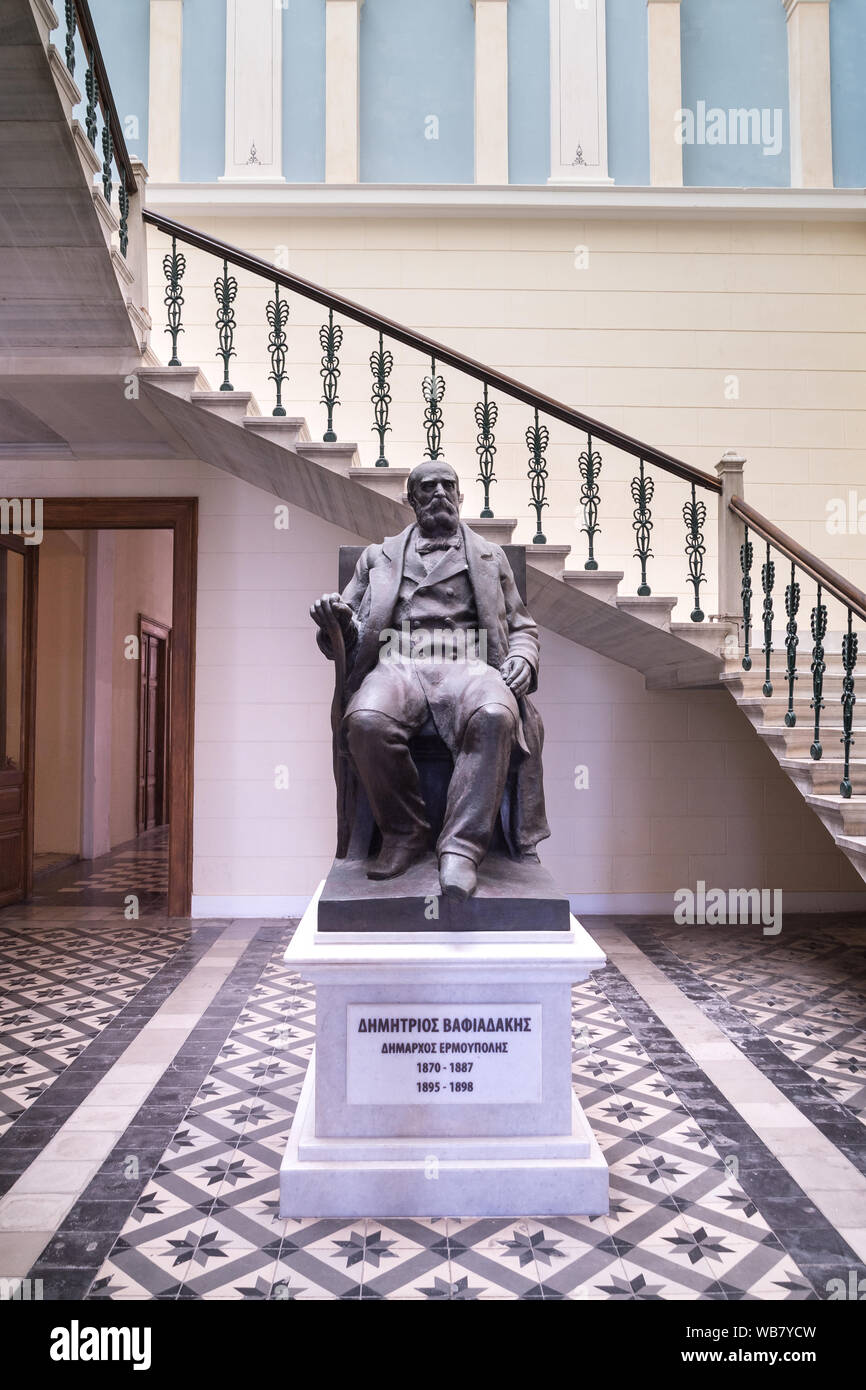 L'interno del Municipio di Ermoupolis. La statua dell'ex sindaco D. Vafiadakis che completò il municipio nel 1898 Foto Stock