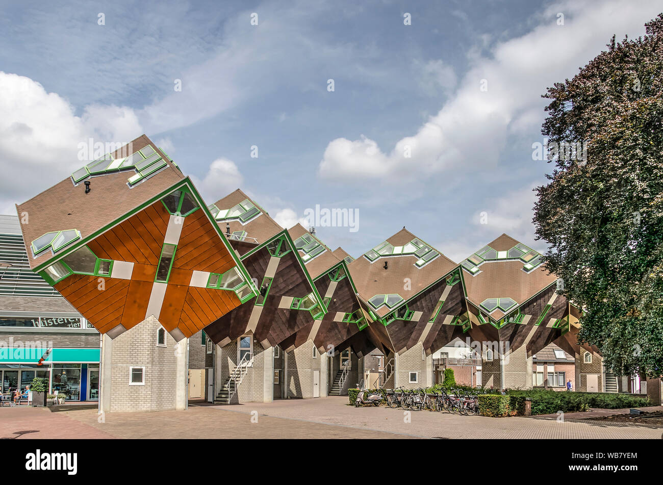Helmond, Paesi Bassi, Agosto 16, 2019: sei del ben noto case cubiche, costruito negli anni settanta per un design architetto Piet Blom Foto Stock