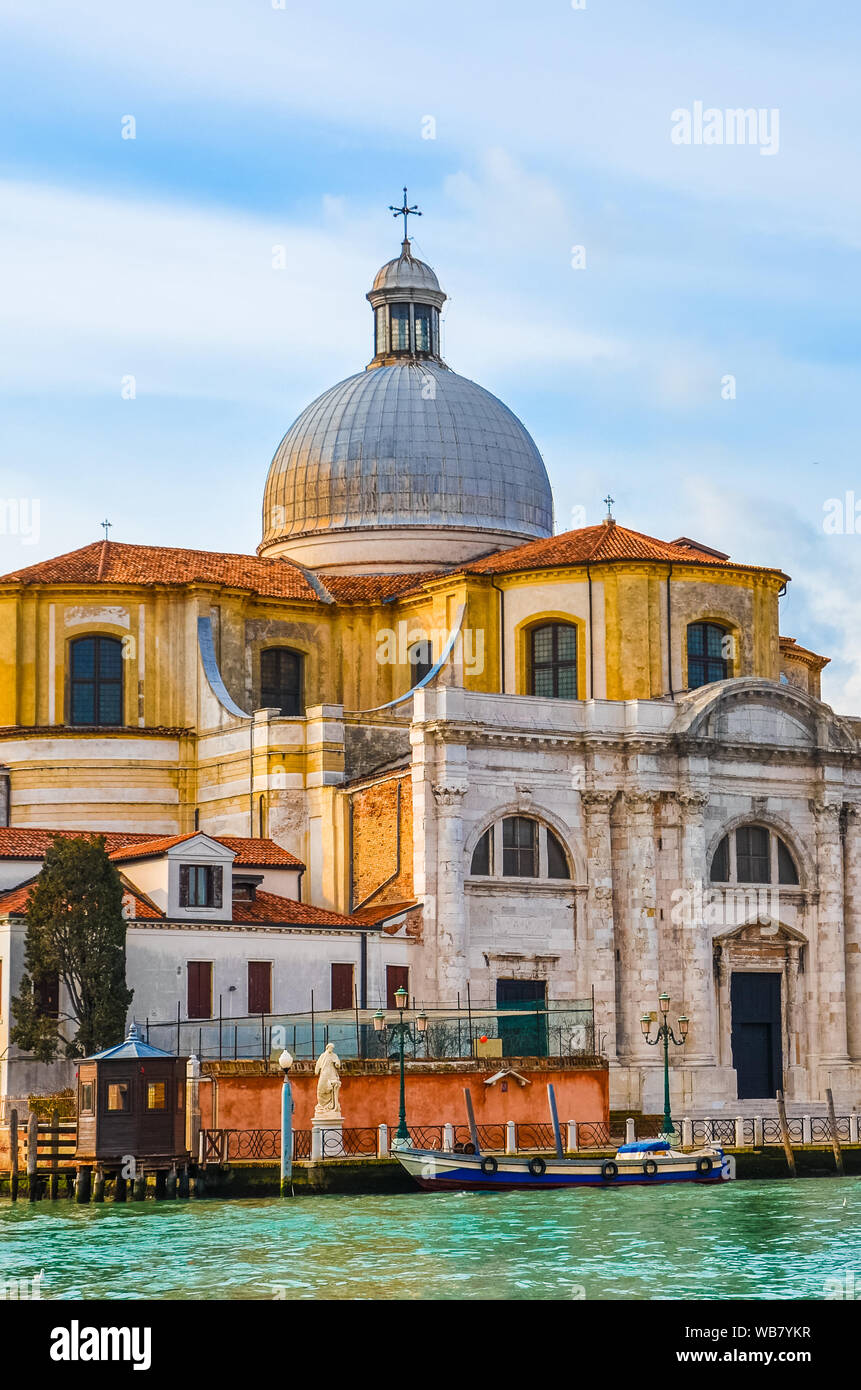Foto verticale di Venezia, Italia fotografato da una barca sul Canal Grande durante il bellissimo tramonto. Venezia è una delle italiane più importanti attrazioni turistiche. Tradizionale architettura medievale. Città sull'acqua. Foto Stock