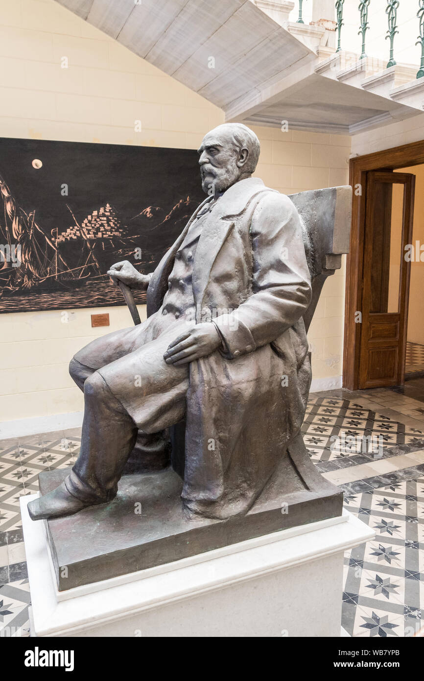 L'interno del Municipio di Ermoupolis. La statua dell'ex sindaco D. Vafiadakis che completò il municipio nel 1898 Foto Stock